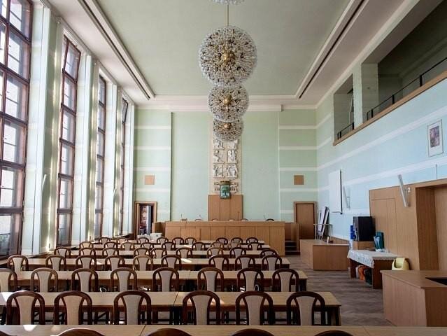 Zastupitelský sál před aktuální rekonstrukcí