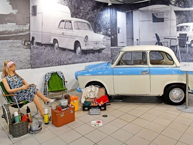 Velmi populární byly i východoněmecké vozy Trabant. 