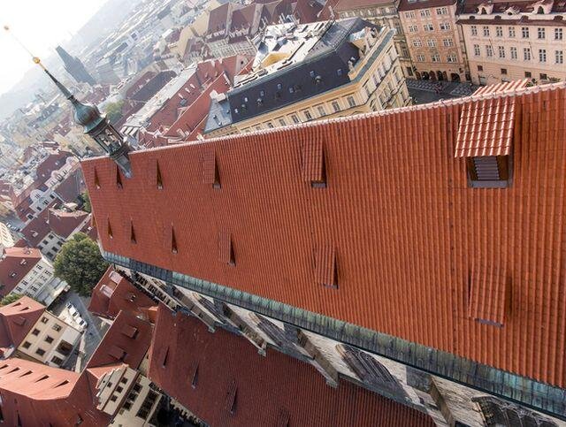 Pohled na střechy nad hlavní a boční lodí