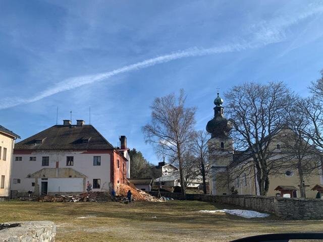 Pohled na kostel Nejsvětější Trojice s budovou bývalé fary