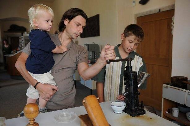 V rámci expozice Kouzlo apatyky si návštěvníci hospitálu Kuks mohou vyzkoušet roli lékárníka.