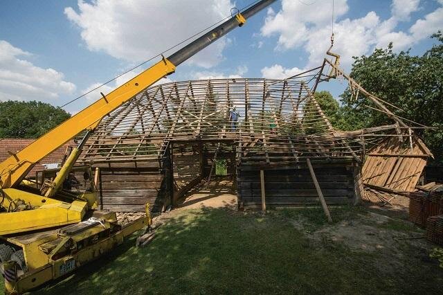 Rozebírání krovu transferované stodoly z usedlosti v Čisté