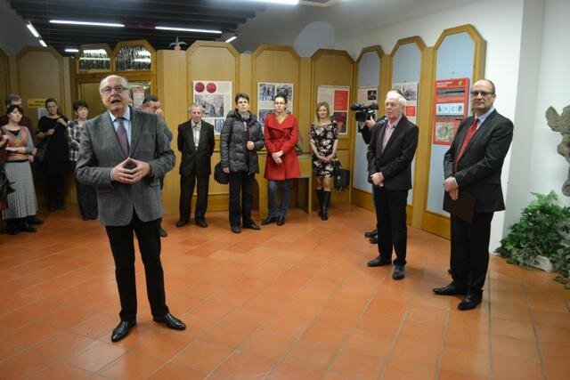 Výstavu zahájil předseda spolku Města Otakarova Jaromír Schel.