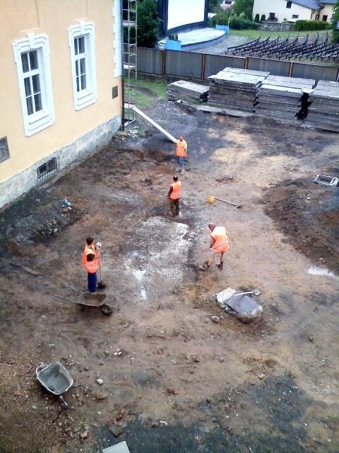 Archeologický průzkum na nádvoří bílovického zámku postupně odkrývá historickou dlažbu z 18. století.