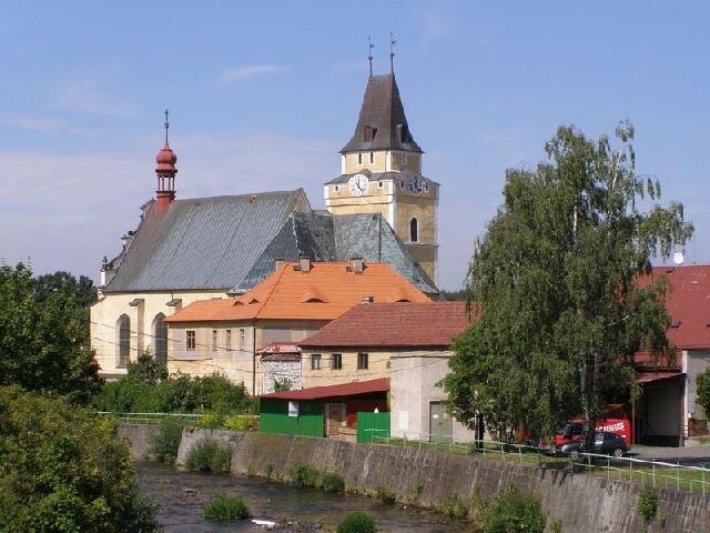Děkanský kostel Nalezení sv. Kříže prochází od povodní v srpnu 2010 postupnou rekonstrukcí. 