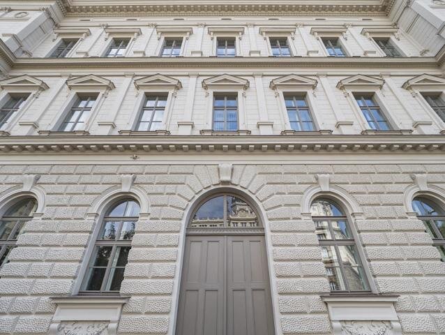Fasády palácového objektu spočívají v kvalitním architektonickém a materiálovém ztvárnění.