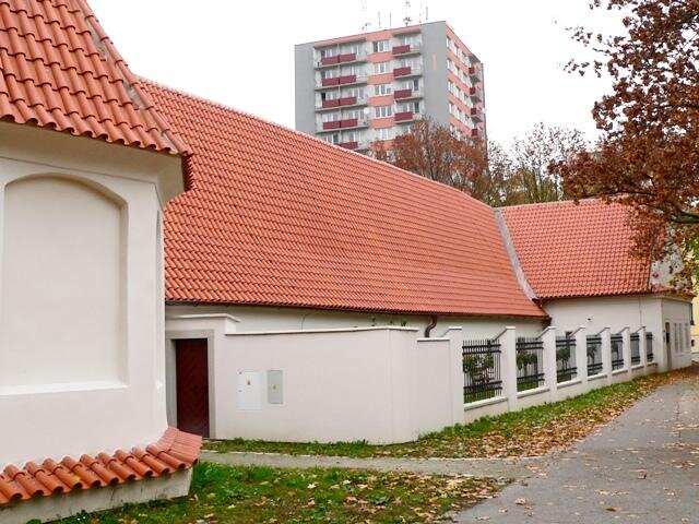 Pohled na střechy špitálu, které kryjí Malé prejzy společnosti Tondach. 
