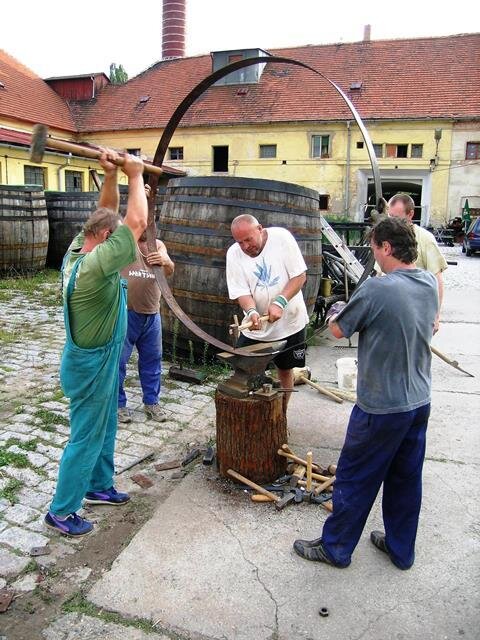 Bednářští mistři při práci na pivovarském dvoře.