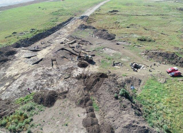 Pohled od severozápadu na sídlo Ludvíka z Nesvětic připomínané roku 1238, okolo něj stálo v půlkruhu šest zemědělských usedlostí.