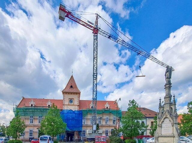 K úspěšnému provedení rekonstrukce byl na náměstí umístěn 35 metrů vysoký jeřáb s 52 metry dlouhým ramenem.
