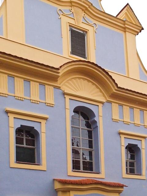 Detail obnovené střední partie uliční fasády
