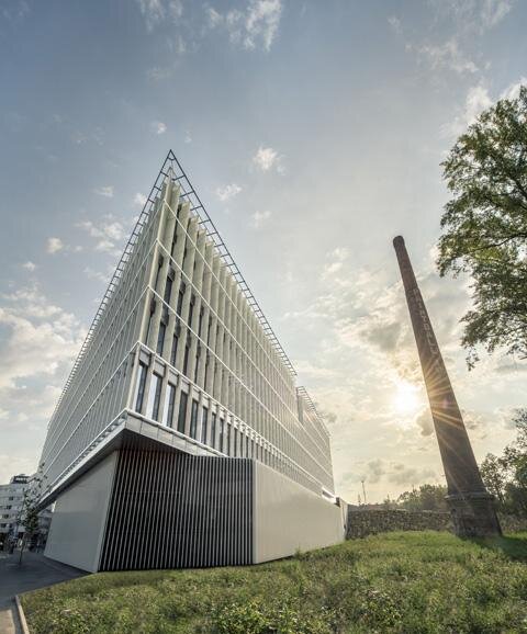 Komín představuje výraznou pohledovou dominantu připomínající industriální minulost Libně.