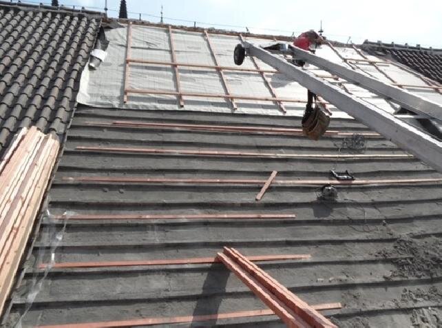 Demontáž staré prejzové krytiny, očištění betonového skeletu, navrtání nových pomocných latí a pokládka difuzní folie Tondach TT FOL Mono Double Tape