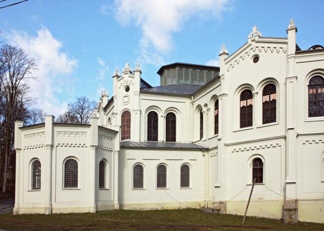 Asociace Entente Florale CZ – Souznění prezentuje na své putovní výstavě Má vlast úspěchy v památkové péči. Na snímku je obnovená jízdárna ve Světcích u Tachova.