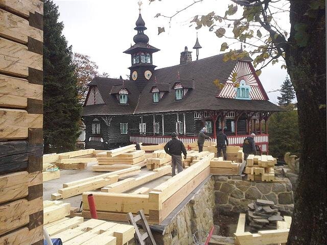 Z hlediska památkové péče je prioritní maximální respektování architektonické a materiálové skladby s řemeslnou a konstrukční přesností.