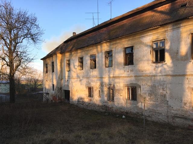 Barokní zámeček se pak stal po roce 1948 zázemím pro boršovské zemědělské družstvo.