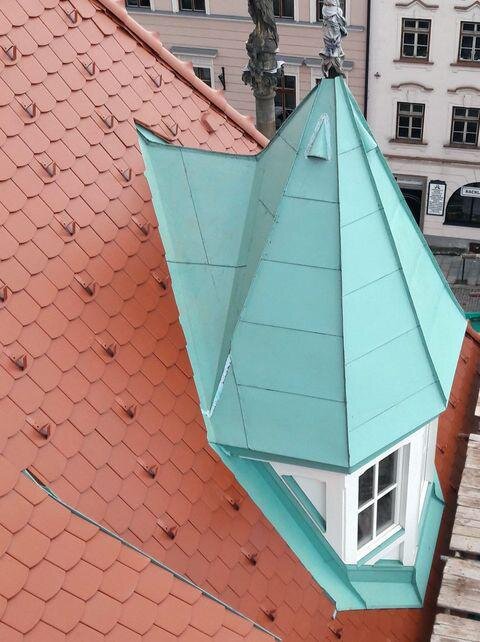 Detail napojení střechy u věžičky radnice