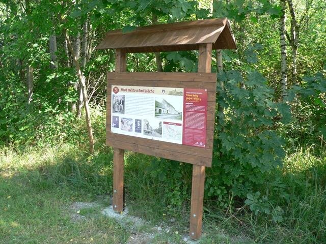 Poslední informační tabule připomíná významného trhosvinenského rodáka – Emila Háchu.