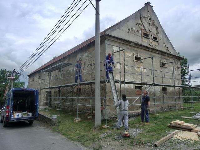 Chátrající vojkovský špejchar na začátku rekonstrukce