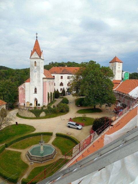 Pohled ze střechy na nádvoří