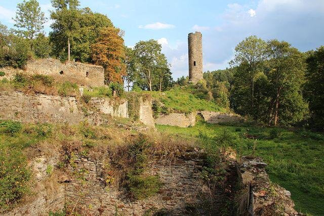 Areál zříceniny hradu a zámku v Podhradí u Aše je oblíbeným místem turistů i svatebčanů.