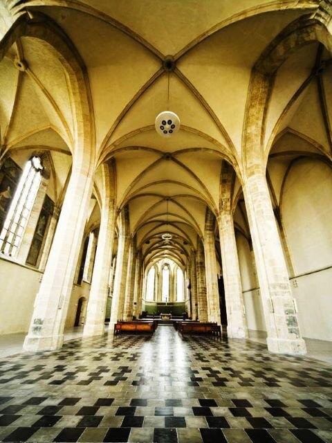 Interiér kostela Panny Marie a slovanských patronů 