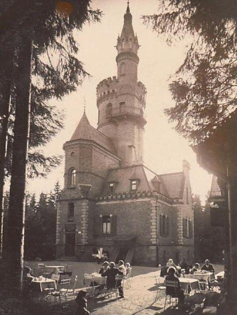 Dobová pohlednice s rozhlednou z roku 1945