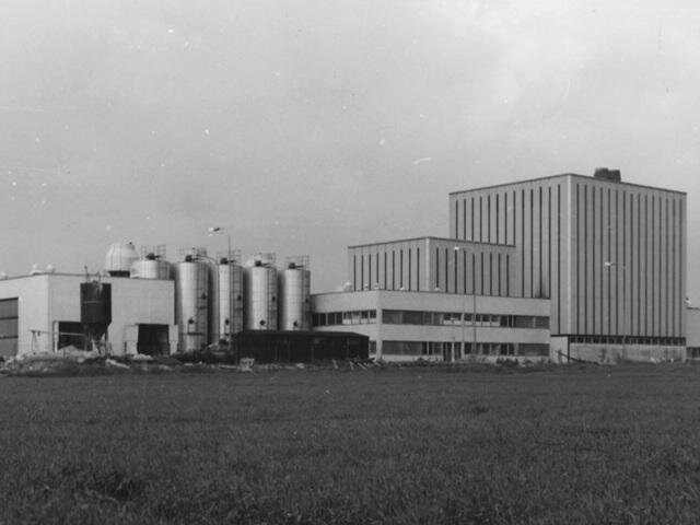 Monografie Rudolfa Holého otevírá téma průmyslového dědictví poválečného období.