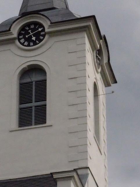 Nárožní detail obnovené fasády věže