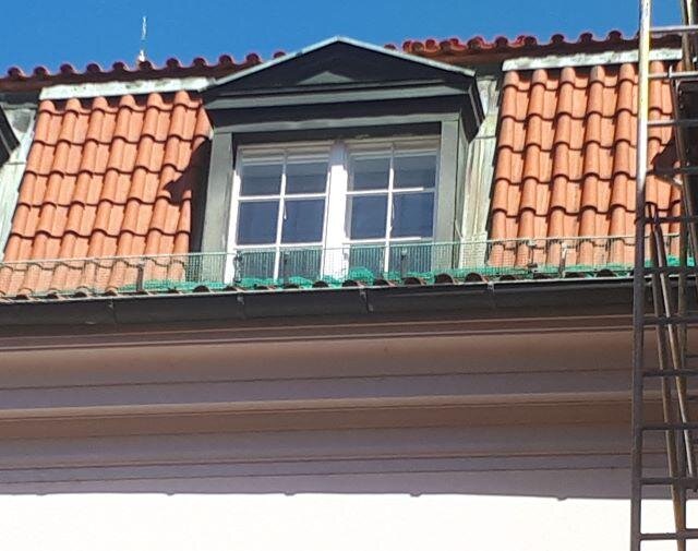 Detail střechy u okna v mansardě