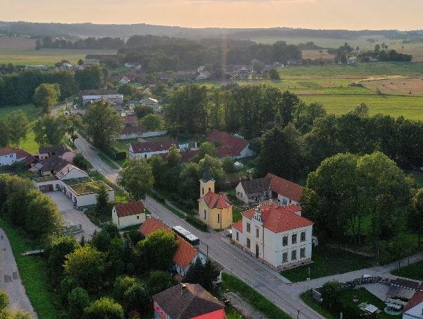 Náhled z dronu na střed obce z roku 2023