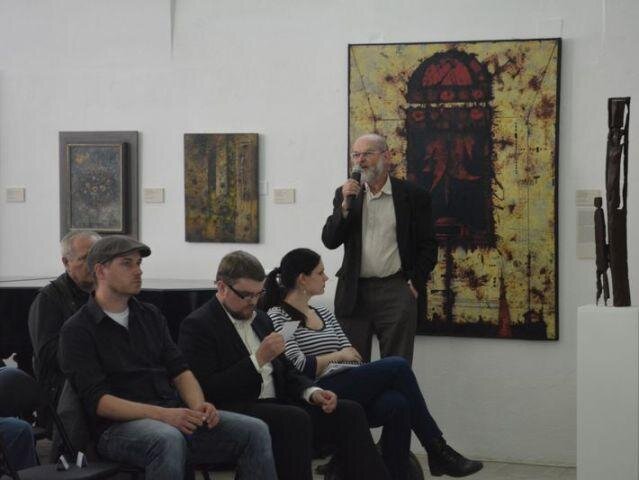 Diskutující v Galerii moderního umění v Roudnici nad Labem
