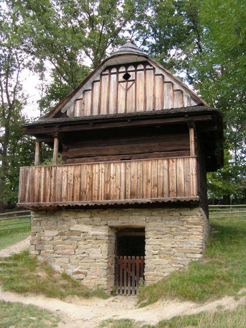 Valašské muzeum v přírodě – komora ve Valašské dědině. 