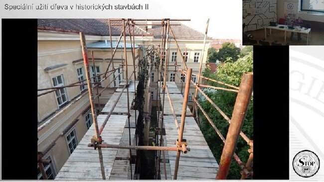 Lešení během obnovy krovu domu Kalich
