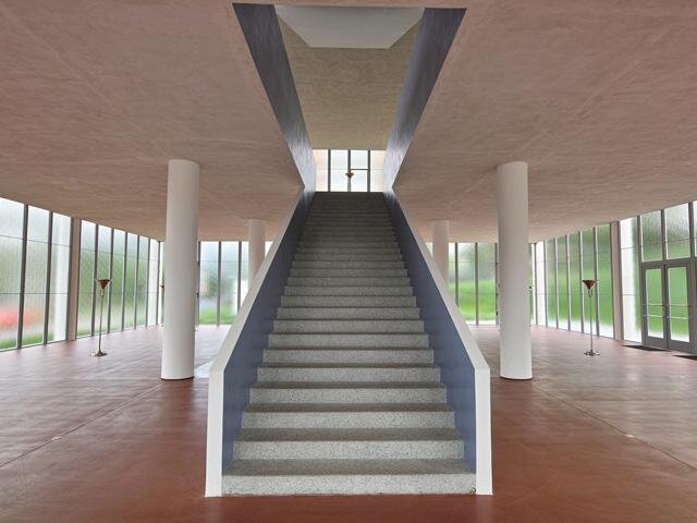 Architektonickou čistotu prostoru památníku podporují stojací lampy.