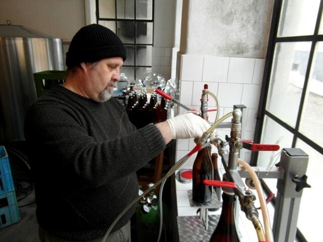Redaktor Katalogu služeb Milan Daněk stáčí pivo PROPAMÁTKY do 0,75 litrových láhví.
