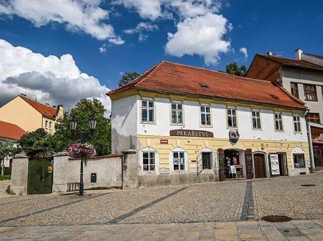 Dům U Slona je první památkou, kterou vidí turisté, když přejdou Kamenný most a míří do historického centra Písku.
