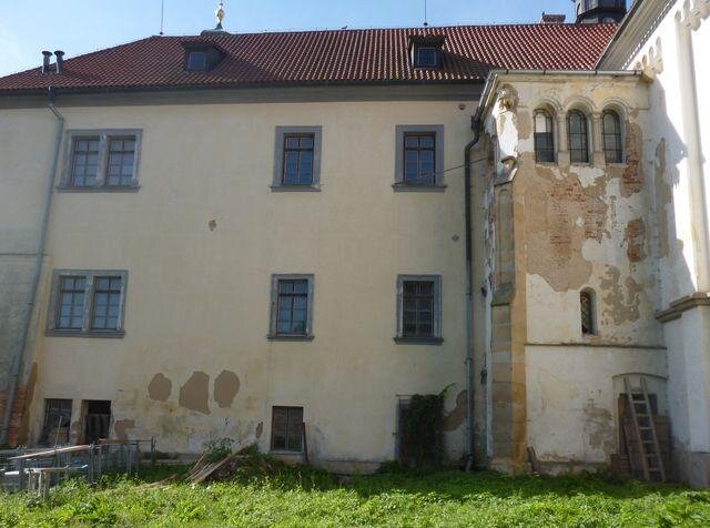 Zámek Dolní Břežany před rekonstrukcí