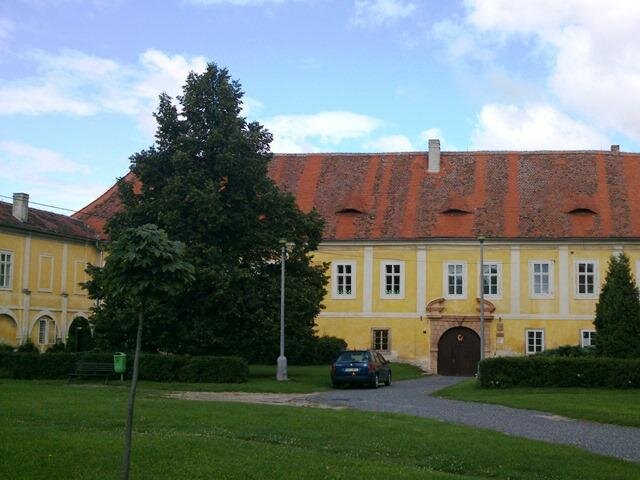 Zámek Nové Dvory, budova základní školy
