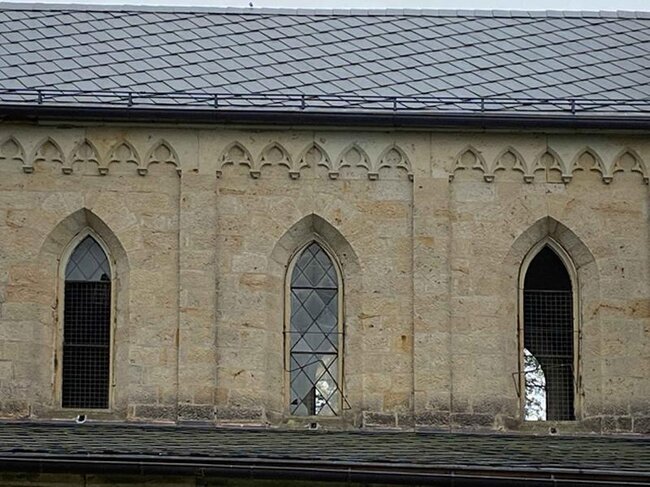 Poničená okna hlavní lodi kaple