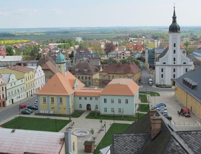 Leteckému pohledu na zrevitalizované náměstí vévodí opravená radnice.