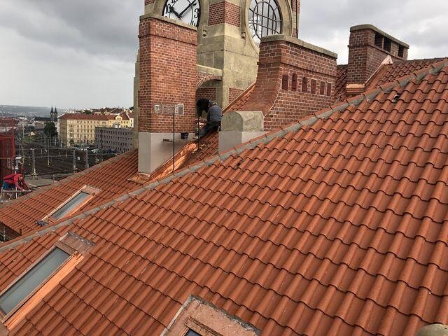 Detail střechy s Malým prejzem Tondach na budově A