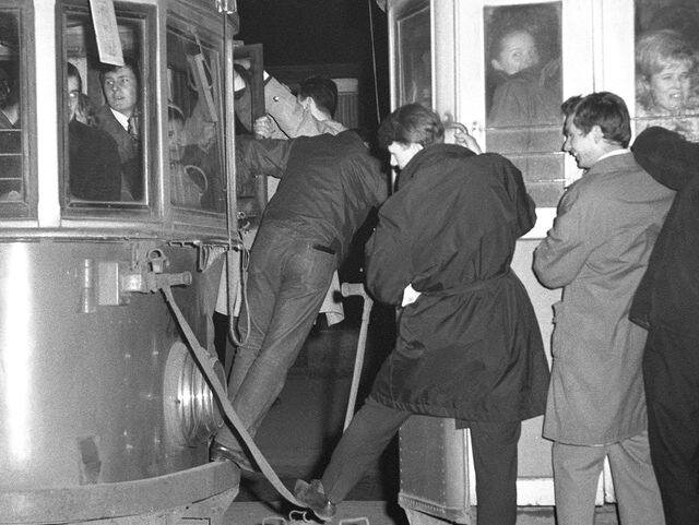 Přeplněná tramvaj