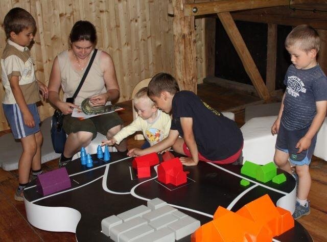 V podkroví si mohou nejen děti složit dřevěný model osady.