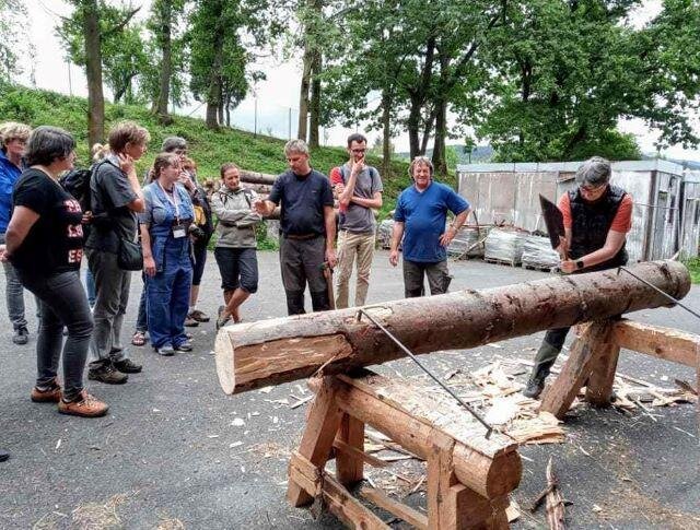 Účastníci kurzu absolvovali i workshop v tesařské dílně.