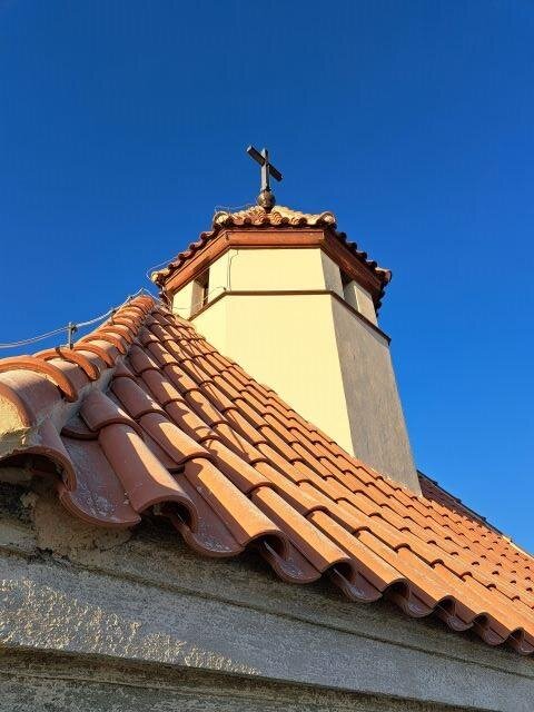 Detailní pohled na střechu věže
