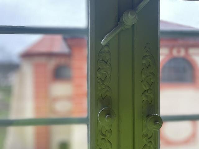 Detail kování restaurovaného okna Nové prelatury