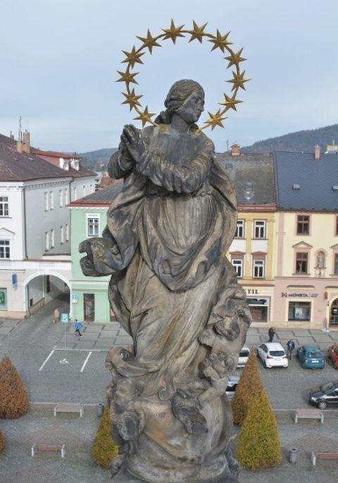 Mariánský sloup s vrcholovou sochou Immaculaty.