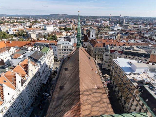 Pohled z ptačí perspektivy na hřeben střechy kostela