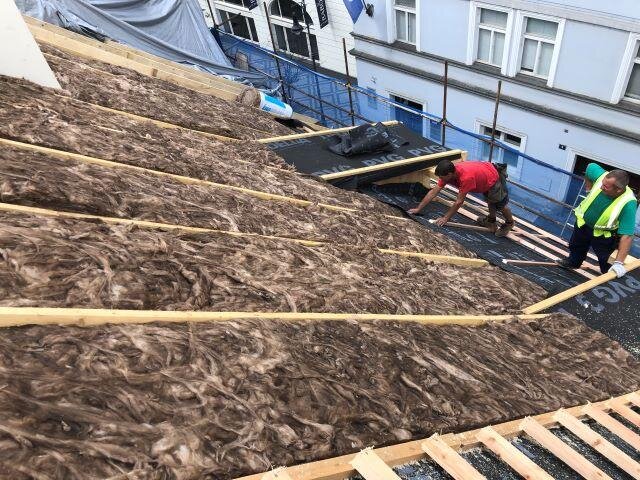 Pod budoucí novou krytinu se nejdříve položila střešní izolace.